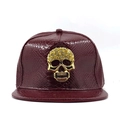Dunkelrote Snapback Cap mit Krokoprägung und goldenem Totenkopf-Emblem vorne - Verstellbar / Burgunderrot
