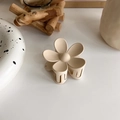 Detalle de pinza para el pelo de flor mate en color crema con diseño de cinco pétalos - Estilo de Flor / Flor Beige
