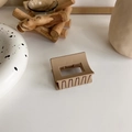 Primer plano de una pinza para el cabello cuadrada color caqui mate estilo minimal - Cuadrado / Café Cuadrado