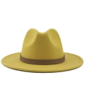Gele wollen fedora hoed met een bruine lederen band op een heldere witte achtergrond - Geel