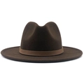 Detailweergave van de donkerbruine fedora hoed met een stijlvolle slangenprint band - koffiekleur