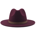 Detail van een wijnrode wollen fedora hoed met brede rand en bruine leren sierband - Bordeauxrood