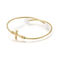 Bracciale ritorto dorato con ciondolo a croce e perle bianche alle estremità - Oro