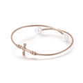 Bracciale a cavo in oro rosa con croce e due perle bianche su sfondo bianco puro - Oro rosa
