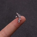 Dettaglio di un piccolo orecchino in acciaio con zirconi a grappolo sulla punta del dito - Stile combinato a grappolo (4#)