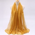 Primer plano de bufanda de gasa amarillo brillante sobre un maniquí de mujer - Paquete plano (Bolsa OPP individual) / Amarillo jengibre