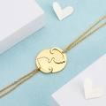 Bracelet doré avec pendentif rond représentant deux chats formant un motif de cœur - Or (KN90122-Z)