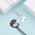 Detalle de colgantes de gatos yin yang entrelazados en color negro y plateado - Negro/Acero (KN90118-Z)