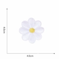 Detail eines 4cm Gänseblümchen-Stickereiflickens mit Maßen auf weißem Hintergrund - Kleines Gänseblümchen 4 cm