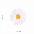 Detailansicht des 5,0 cm weißen Gänseblümchen-Stickflickens mit Maßen für Kleidung - Gänseblümchen mit Lücke 5 cm