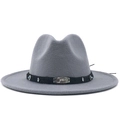 Détail d'un chapeau fedora en laine grise avec boucle scorpion et perles turquoise - Gris