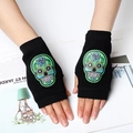 Detalle de guantes de punto negro sin dedos con bordado colorido de calavera y flores - Talla única / Bordado Verde