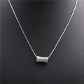Nahaufnahme der silbernen Halskette mit Zirkonia-Zylinderschmuck auf schwarzer Büste - Weißgold