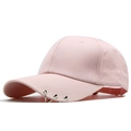 Detalle de gorra de béisbol rosa con tres anillos de metal plateado en la visera estilo - Ajustable / Rosa