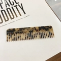 Eleganter Haarkamm aus Acetat mit Schildpattmuster auf einem weißen Buch - 11cm / Beige Schildpatt
