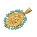 Dettaglio del ciondolo Maria placcato oro 18K con perline turchesi e preghiera incisa - Pietra Blu-Verde Dorata