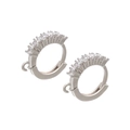 Vista macro de pendientes huggie plateados con circonitas micro-pave y pequeños lazos colgantes - Oro Blanco