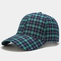Detalle de gorra de béisbol de cuadros verdes mostrando textura de tela y estructura - Ajustable / Verde