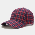 Vista macro de una gorra de béisbol de algodón a cuadros rojos, azules y blancos clásica - Ajustable / Rojo