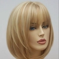 Korte blonde bob pruik met steil haar en pony voor dames, professioneel model weergave - Gemengd Goud Bob Kapsel