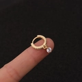 Nahaufnahme der Goldohrring-Blume mit Zirkonia-Mikropavé auf den Fingerspitzen - Silber / Rund