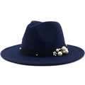 Detail eines dunkelblauen Woll-Fedoras mit schwarzem Band, Perlen und silbernen Blüten - Marineblau