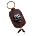 Handgefertigter Leder-Schlüsselanhänger mit Metall-Totenkopf und Holzperlen auf weißem Grund - Retro-Braun
