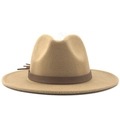 Klassieke camelkleurige wollen fedora-hoed met een decoratieve bruine leren band - camel