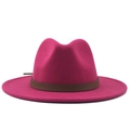 Detail van rozerode wollen fedora hoed met een brede platte rand en bruine leren band - Rozerood