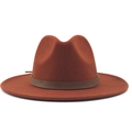 Detail van roestrode wollen fedora hoed met een bruine decoratieve band met slangenmotief - Karamel