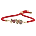 Verstellbares rotes Seilarmband mit goldenem LOVE-Anhänger und bunten Zirkonia-Steinen - Rote Flechtschnur