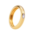 Dettaglio macro di un anello in oro lucido con uno zircone trasparente taglio marquise - US 6 / Bianco
