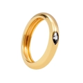 Vista macro di un anello d'oro lucido con incastonatura di gemma scura taglio marquise - US 6 / Blu