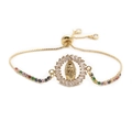 Détail du bracelet doré Vierge Marie avec zircons colorés et chaîne réglable - Chaîne Multicolore Dorée Vierge Marie