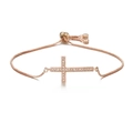 Dettaglio di bracciale regolabile in oro rosa con croce in micro-pavé di zirconi - Oro rosa