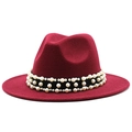 Détail du chapeau fedora en laine bordeaux avec ruban noir et ornements de perles - Bordeaux