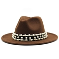 Détail d'un chapeau fedora en laine à large bord avec ruban orné de perles élégantes - Café Foncé