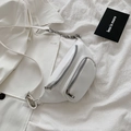 Minimalistische witte lederen heuptas met zilveren kettingriem en meerdere vakken - Wit