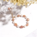 Elegante bracciale di perle naturali e pietra del sole con chiusura a catena dorata - Perla Pietra del Sole