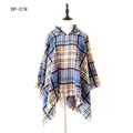 Blauw en crème geblokte poncho met capuchon en decoratieve franje voor de herfst - Blauw Geruit
