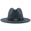 Détail d'un chapeau fedora en laine gris foncé avec badge scorpion et ruban tressé - Gris clair