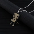Collier robot à membres mobiles sur présentoir noir avec chaîne en métal argenté - Pendentif Bronze Antique + Chaîne 70cm