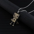 Robotketting met beweegbare ledematen op zwarte standaard met zilveren metalen ketting - Antiek Brons Hanger + 70cm Ketting