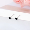Gros plan de mini boucles d'oreilles cœur en argent sterling 925 avec pierre noire - Cœur (3mm) / Tige en argent 925 / Noir