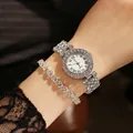 Dettaglio del set orologio e bracciale in cristallo con numeri romani su pizzo nero - Orologio E Braccialetto / Argento