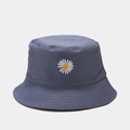 Cappello a secchiello in cotone blu-grigio con ricamo a margherita e stile reversibile - M (56-58cm) / Blu Nebbia/Nero Reversibile