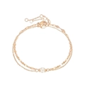 Dettaglio macro del bracciale a doppio strato in oro rosa con perla e trama a squame - Oro rosa