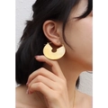 Gouden geborstelde metalen open oorring gedragen door een model in minimalistische stijl - Hoop Stijl (F409) / Goud