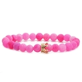 Rosa verwitterte Steinperlen-Armband Set mit goldener Krone auf weißem Hintergrund - Rosa Verwitterter Stein Goldene Krone