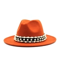 Détail du chapeau en laine orange avec ruban noir orné de perles blanches élégantes - Rouge rouille